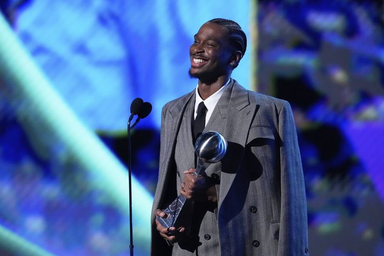 Shai Gilgeous-Alexander sonría después de ganar el premio al mejor atleta masculino en los Premios ESPY en el Dolby Theatre en Los Ángeles, el miércoles 16 de julio de 2025. (AP Foto/Mark J. Terrill)