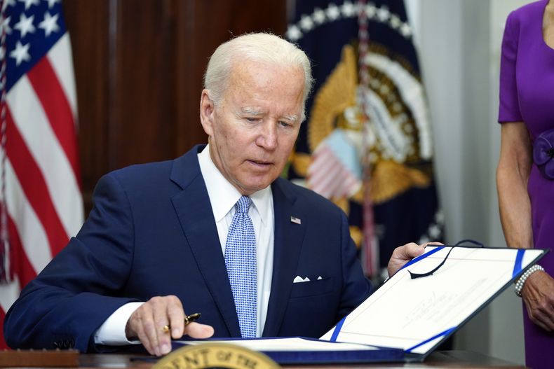 ARCHIVO - El presidente Joe Biden aprueba la ley S. 2938, o Ley Bipartidista de Comunidades Más Seguras, relacionada con el control de armas de fuego, en la Sala Roosevelt de la Casa Blanca, en Washington, el 25 de junio de 2022. (AP Foto/Pablo Martinez Monsivais, Archivo)