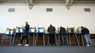 Votantes depositan sus votos en Milwaukee el 1 de abril del 2025. (AP foto/Kayla Wolf)