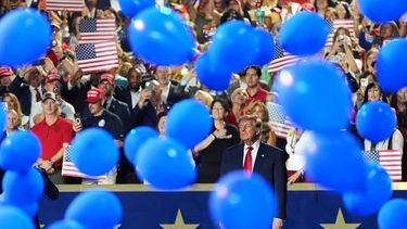 El presidente de Estados Unidos, Donald Trump, mira mientras caen globos en la convención republicana el jueves 10 de septiembre de 2026 en Dallas. (AP Foto/Alex Brandon)