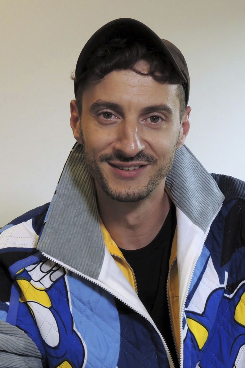 El director artístico de las ceremonias de apertura y clausura de los Juegos Olímpicos y Paralímpicos Thomas Jolly posa para entrevista con The Associated Press el jueves 5 de septiembre del 2024. (AP Foto/Tom Nouvian)