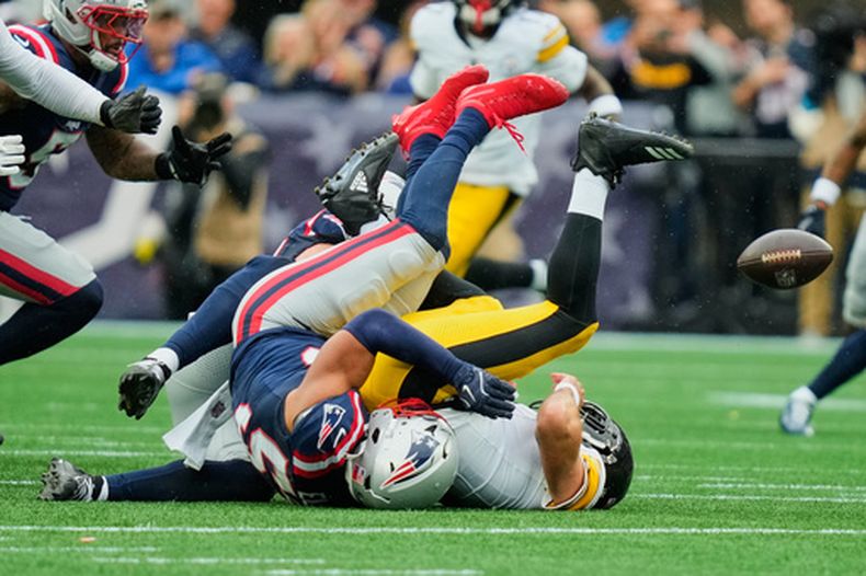 El quarterback de los Steelers de Pittsburgh, Aaron Rodgers (derecha), es capturado por Christian Elliss, de los Patriots de Nueva Inglaterra, durante la primera mitad de un partido de fútbol americano de la NFL contra los Patriots, el domingo 20 de septiembre de 2026, en Foxboro, Massachusetts. (Foto AP/Charles Krupa)