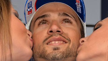 americateve | El franc&eacute;s Nacer Bouhanni es besado por modelos tras ganar la cuarta etapa del Giro de Italia el martes, 13 de mayo de 2014, en Bari, Italia. (AP Photo/Gian Mattia DAlberto)