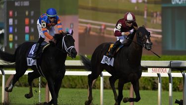 Dornoch, con el jinete Luis Sáez, cruza la línea de meta antes de Mindframe de Irad Ortiz Jr. para ganar la 156ma edición de Belmont Stakes en Saratoga Springs el sábado 8 de junio del 2024. (AP Foto/Julia Nikhinson)