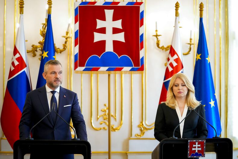 La presidenta en funciones Zuzana Caputova, derecha, y el presidente electo Peter Pellegrini hablan en una conferencia de prensa conjunta en el palacio presidencial en Bratislava, Eslovaquia, el jueves 16 de mayo de 2024. (AP Foto/Petr David Josek)