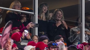 Taylor Swift, centro arriba, en la primera mitad del partido de fútbol americano de la NFL entre los Chiefs de Kansas City y los Buccaneers de Tampa Bay, el lunes 4 de noviembre de 2024, en Kansas City, Missouri (Foto AP/Ed Zurga)