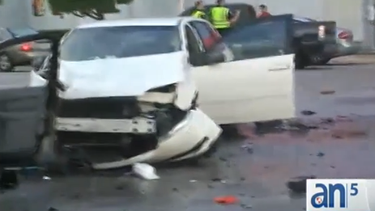 americateve | Un hombre robó un auto y su persecución provocó un aparatoso accidente de tránsito en Hialeah que dejó heridos, entre ellos el propio sospechoso, que ya fue identificado.
