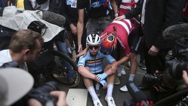 La belga Lotte Kopecky se siente tras ganar la carrera de ruta del Mundial de ciclismo, el domingo 13 de agosto de 2023, en Glasgow. (Will Matthews/PA vía AP)