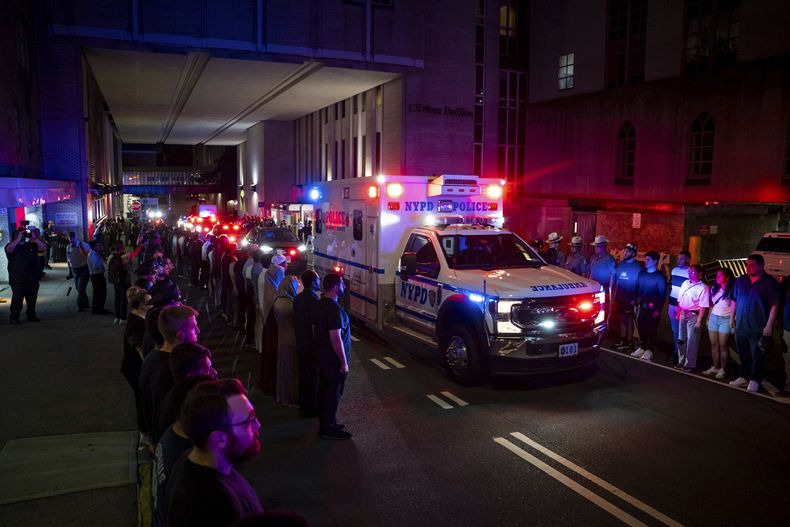 La ambulancia que lleva el cuerpo del policía Didarul Islam sale del Hospital NewYork-Presbyterian/Weill Cornell tras el tiroteo en la ciudad de Nueva York, el 29 de julio del 2025. (AP foto/Angelina Katsanis)
