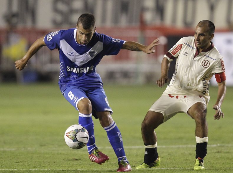 H&eacute;ctor Canteros, de V&eacute;lez Sarsfield de Argentina, controla el bal&oacute;n junto a Rainer Torres, de Universitario de Per&uacute;, durante un encuentro de la Copa Libertadores, el martes 11 de febrero de 2014 (AP Foto/Mart&iacute;n Mej&iacut