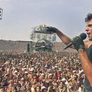 ARCHIVO - Rick Springfield se presenta en Live Aid, un concierto de ayuda contra la hambruna en el estadio JFK en Filadelfia, Pensilvania, el 13 de julio de 1985. (Foto AP/Amy Sancetta, archivo)