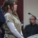 Hannah Gutierrez-Reed rinde una declaración ante el tribunal durante su audiencia de sentencia en Santa Fe, Nuevo México, el lunes 15 de abril de 2024. Gutierrez-Reed, la supervisora de armas en el set de la película del oeste Rust, fue sentenciada a 18 meses de prisión. Fue declarada culpable en marzo de homicidio involuntario por la muerte de la directora de fotografía Halyna Hutchins, quien recibió un disparo mortal de Alec Baldwin en 2021. (Eddie Moore/Albuquerque Journal vía AP, Pool)