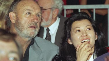 ARCHIVO - Gene Hackman y su esposa Betsy Arakawa en junio de 1993. (AP Foto, Archivo)