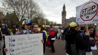 LO ÚLTIMO: Guardias nacionales reprimen marcha en Caracas