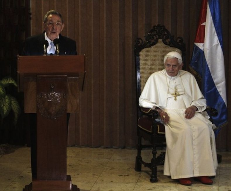 Raúl Castro en la despedida a Benedicto XVI en el Aeropuerto José Martí.