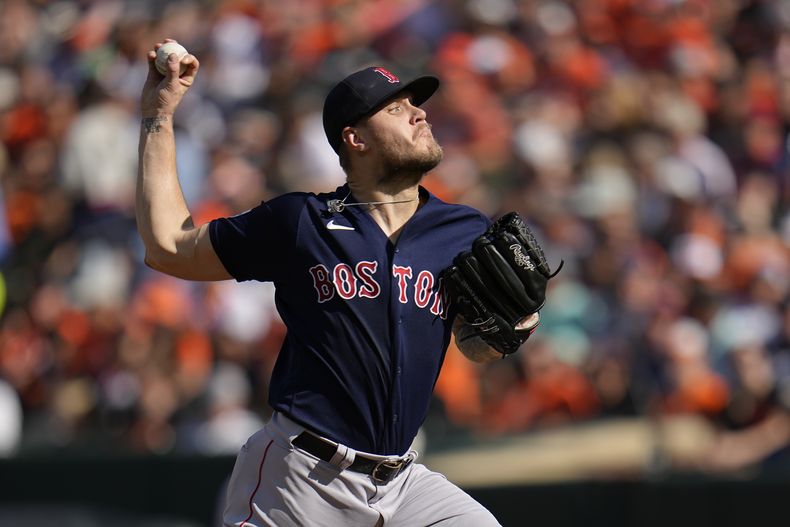 El abridor de los Medias Rojas de Boston Tanner Houck lanza en la primera entrada en el juego ante los Orioles de Baltimore el domingo primero de octubre del 2023. (AP Foto/Julio Cortez)