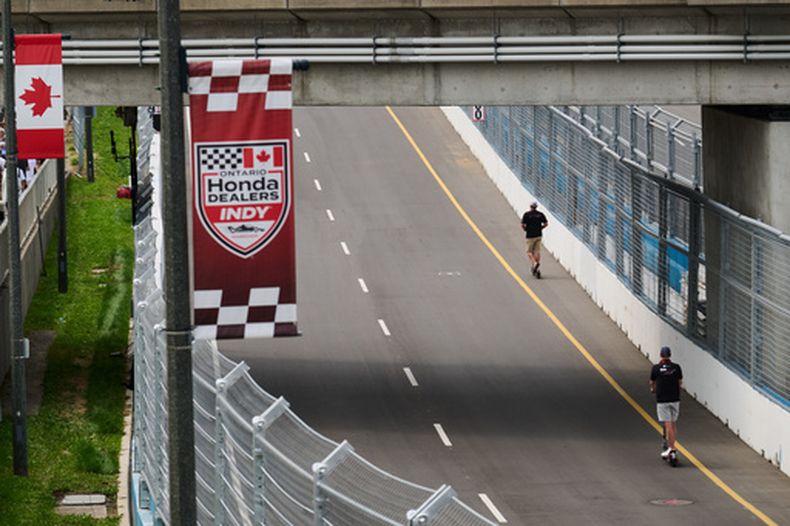 Personal de la carrera se desplaza en la pista de Markham, Canadá, el viernes 14 de agosto de 2026 (Sammy Kogan /The Canadian Press via AP)