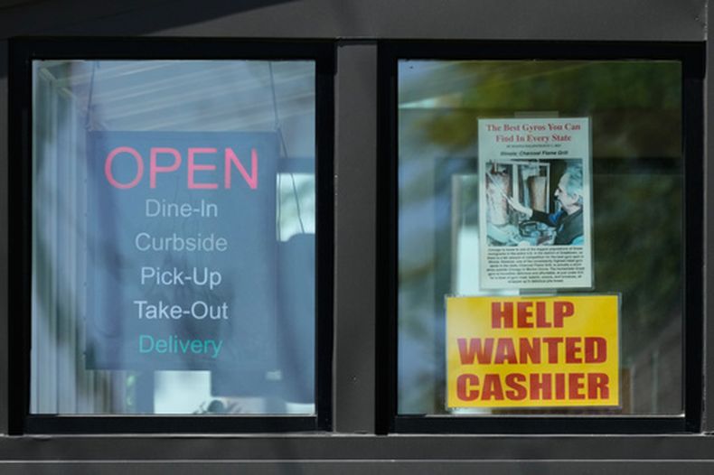 Un letrero que ofrece empleo en un restaurante en Morton Grove, Illinois, el 14 de mayo de 2026. (AP Foto/Nam Y. Huh)