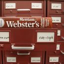 ARCHIVO- Un diccionario Merriam-Webster sobre un cajón de citas en las oficinas de la editorial del diccionario el 9 de diciembre de 2014, en Springfield, Massachusetts. La palabra del año de Merriam-Webster para 2023 es auténtico. (Foto AP/Stephan Savoia, archivo)