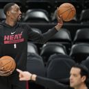 Bam Adebayo, pívot del Heat de Miami, participa en la práctica del sábado 3 de junio de 2023, para el segundo encuentro de las Finales de la NBA (AP foto/David Zalubowski)