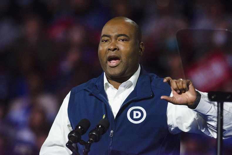 ARCHIVO - El presidente del Partido Demócrata, Jaime Harrison, habla durante un mitin a favor de la candidata presidencial demócrata, la vicepresidenta Kamala Harris, en el Centro de Eventos de Reno, el 31 de octubre de 2024, en Reno, Nevada. (AP foto/David Calvert, archivo)