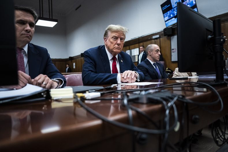 El expresidente estadounidense Donald Trump en la corte en la ciudad de Nueva York, el 15 de abril de 2024. (Jabin Botsford/Pool Photo via AP)