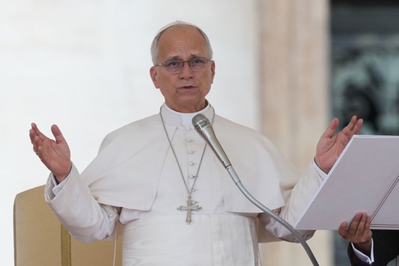 El papa León XIV ofrece su audiencia general en la plaza de San Pedro del Vaticano, el miércoles 9 de septiembre de 2026. (AP Foto/Andrew Medichini)