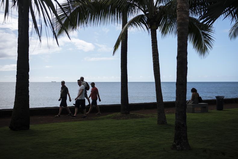 Un grupo de personas en Saint Denis de la Reunión, en la isla francesa de la Reunión en el Océano Índico, el 16 de marzo del 2022. (AP foto/Lewis Joly)