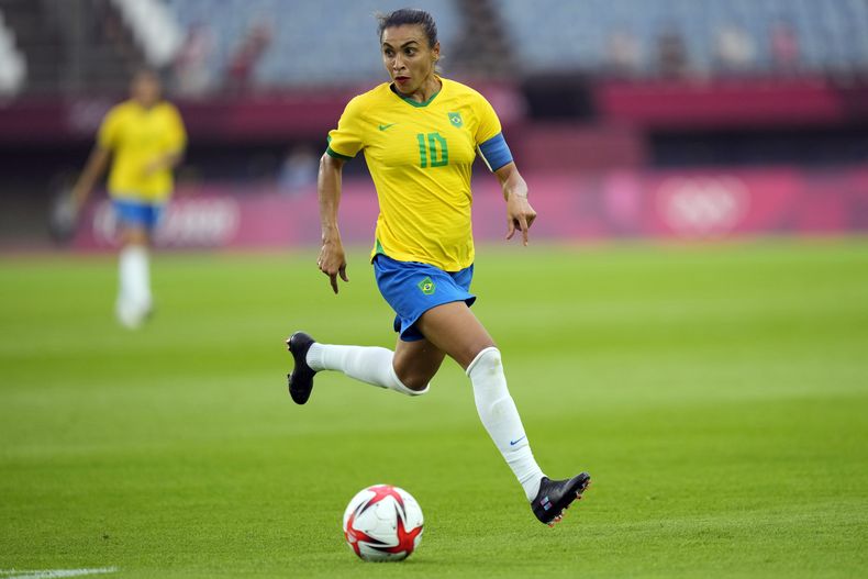 ARCHIVO - Foto del 21 de julio del 2021, la futbolista brasileña Marta gambetea el balón en el duelo ante China ante los Juegos Olímpicos 2020. (AP Foto/Andre Penner, File)