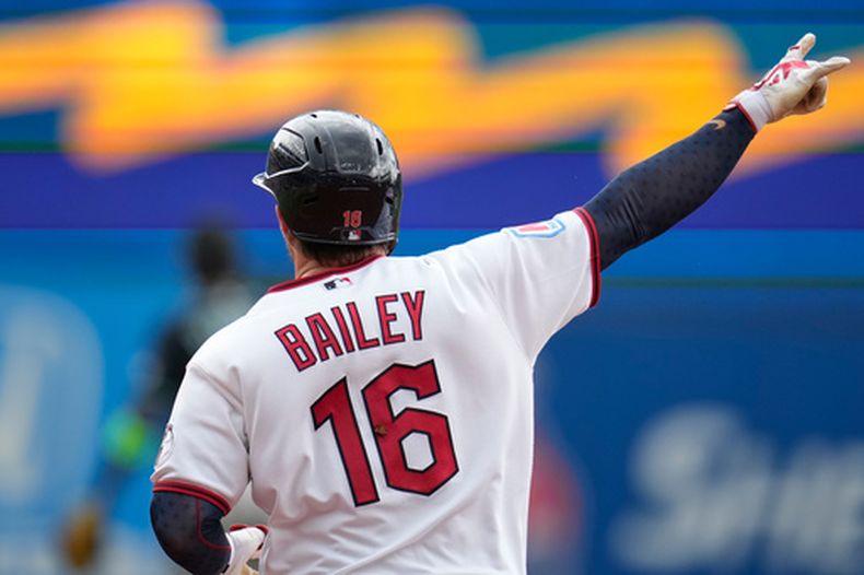 Patrick Bailey (16), de los Guardianes de Cleveland, celebra mientras corre las bases después de batear un jonrón en la tercera entrada del juego de béisbol de Grandes Ligas contra los Diamondbacks de Arizona, el domingo 2 de agosto de 2026, en Cleveland. (AP Foto/Sue Ogrocki)