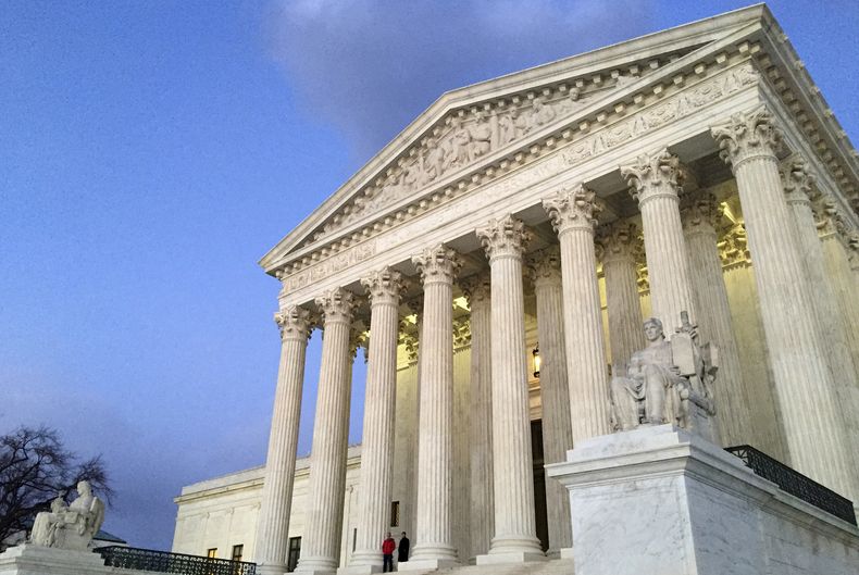 ARCHIVO- La Corte Suprema se ve al atardecer en Washington, el 13 de febrero 2016. (AP Foto/Jon Elswick, Archivo)