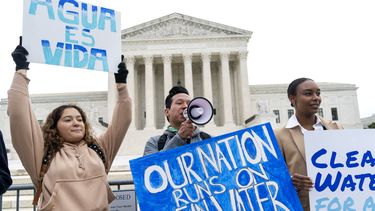 ARCHIVO - Bethsaida Sigaran (izquierda) y su hermano Jaime Sigaran, protestan afuera de la Corte Suprema de Estados Unidos, en Washington, el 3 de octubre de 2022, en favor a la Ley de Agua Limpia de la nación. (AP Foto/Jacquelyn Martin, Archivo)