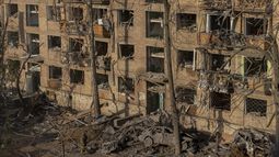 Un edificio dañado por un ataque ruso en Kiev, Ucrania, el 24 de abril del 2025. (AP foto/Alex Babenko)