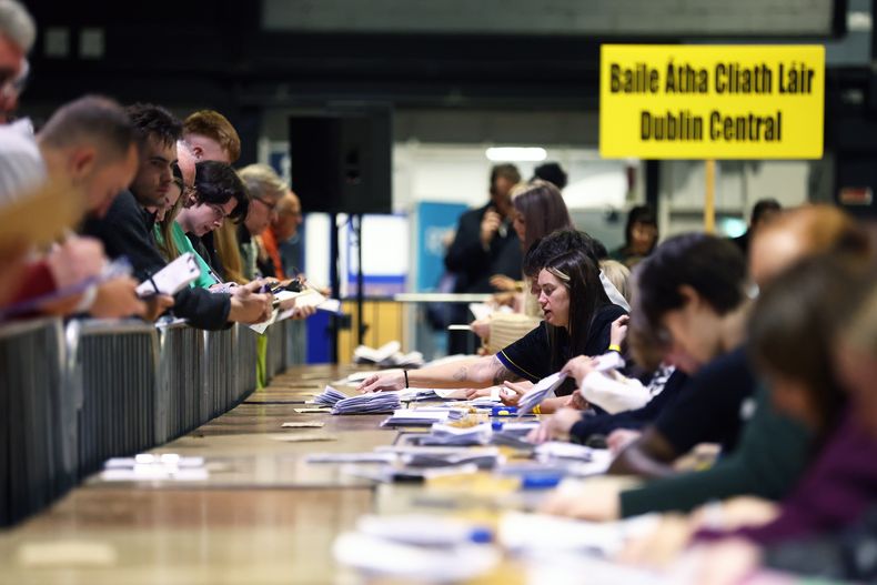 En la imagen, vista del conteo tras las elecciones presidenciales del viernes, en el RDS, Dublín, Irlanda, el 25 de octubre de 2025. (AP Foto/Peter Morrison)