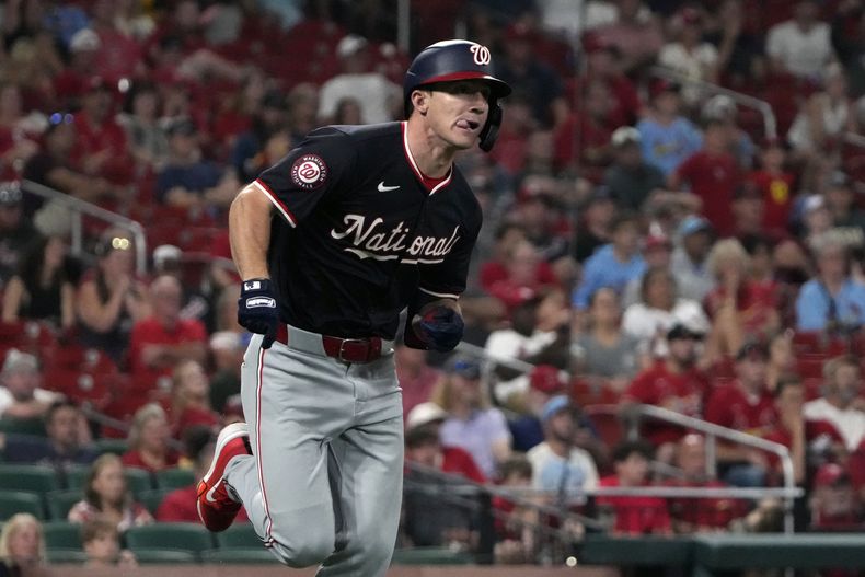 Jacob Young, de los Nacionales de Washington, avanza al conectar un triple de tres carreras en la décima entrada del juego ante los Cardenales de San Luis, el viernes 26 de julio de 2024 (AP Foto/Jeff Roberson)