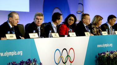 americateve | El presidente del COI, Thomas Bach, segundo desde la izquierda, inaugura la asamblea general del COI el mi&eacute;rcoles, 5 de febrero de 2014, en Sochi, Rusia. (AP Photo/David Goldman)