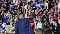 El expresidente y aspirante a la candidatura republicana a la presidencia de EEUU Donald Trump sale de un mitin de campaña el sábado 29 de julio de 2023 en Erie, Pensilvania. (AP Foto/Sue Ogrocki)