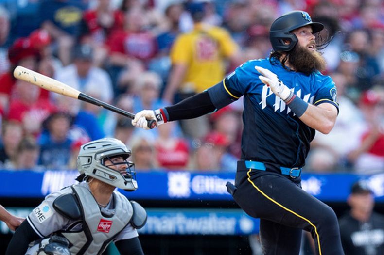 Brandon Marsh, derecha, de los Filis de Filadelfia, observa el viaje de la pelota de su jonrón de dos carreras durante la segunda entrada del juego de béisbol de Grandes Ligas contra los Medias Blancas de Chicago, el viernes 5 de junio de 2026, en Filadelfia. (AP Foto/Chris Szagola)