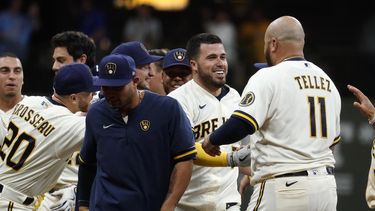 Cerveceros ganan a Dodgers con sencillo de Caratini en 11mo