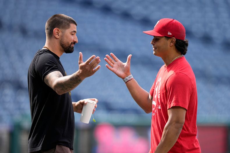 Nick Castellanos (izquierda) de los Padres de San Diego saluda a Jesús Luzardo previo a un juego, el martes 2 de junio de 2026, en Filadelfia. (AP Foto/Matt Slocum)