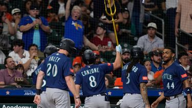 Dominic Canzone (8), de los Marineros de Seattle, celebra tras conectar un grand slam contra los Astros de Houston durante la cuarta entrada de un partido de béisbol, el martes 12 de mayo de 2026, en Houston. (Foto AP/David J. Phillip)