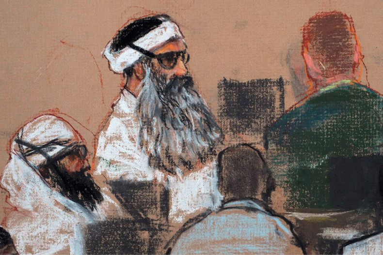 ARCHIVO – En este dibujo de la corte, realizado el lunes 8 de diciembre de 2008 por la artista Janet Hamlin y revisado por el Ejército de Estados Unidos, aparecen Khalid Sheikh Mohammed, centro, y el coacusado, Walid Bin Attash, izquierda, en una sesión previa al juicio en la Base Naval de la Bahía de Guantánamo, Cuba. (AP Foto/Janet Hamlin, Pool, Archivo)