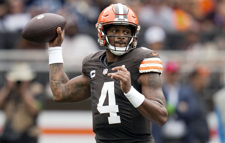ARCHIVO - Foto del 24 de septiembre del 2023, el quarterback de los Browns de Cleveland Deshaun Watson lanza un pase en el encuentro ante los Titans de Tennessee. El viernes 13 de octubre del 2023, los Browns anuncian que se perderá su segundo duelo seguido por una lesión en el hombro. (AP Foto/Sue Ogrocki, Archivo)