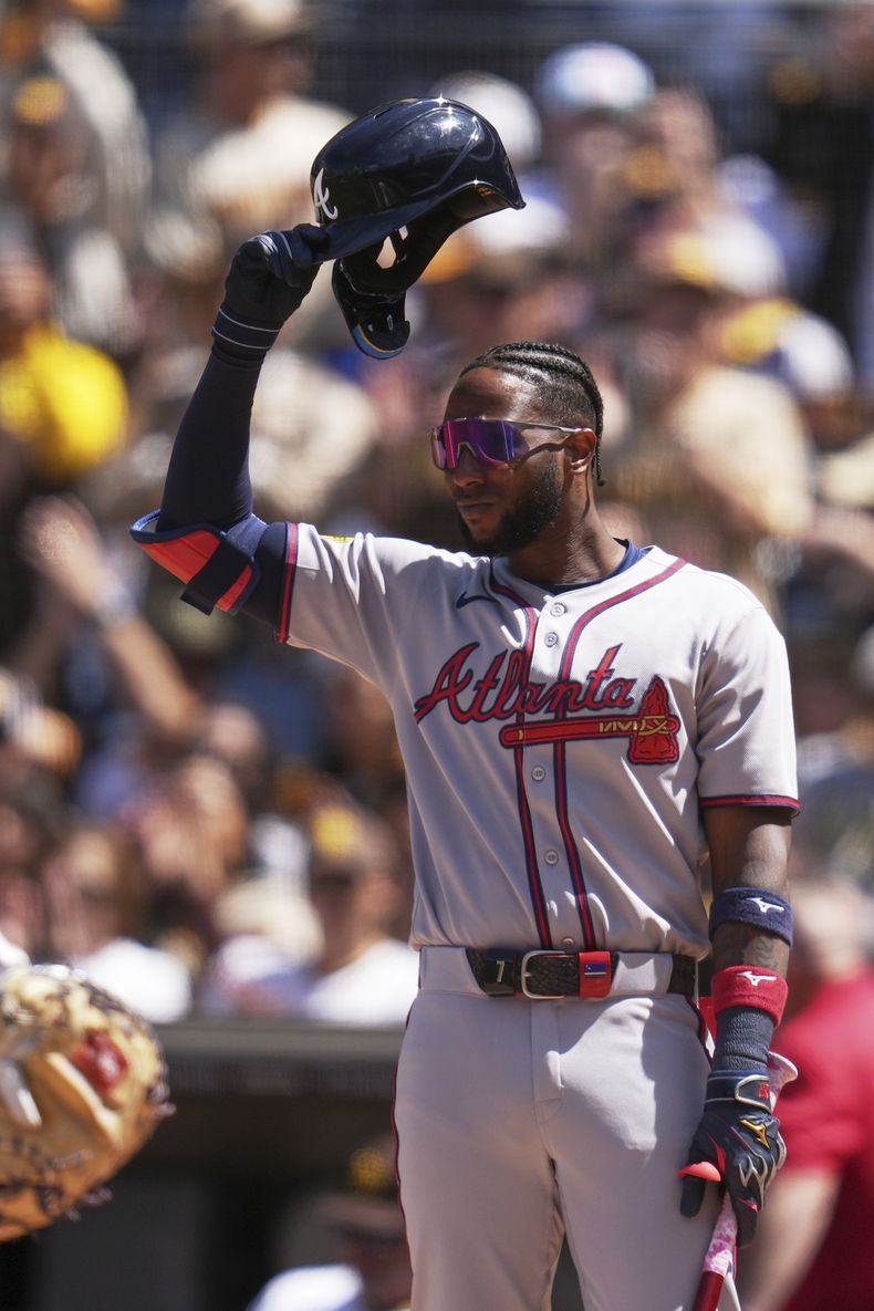 Jurickson Profar de los Bravos de Atlanta se quita la gorra en reconocimiento a la afición en su primer turno al bate en el primer día ante los Padres de San Diego el jueves 27 de marzo del 2025. (AP Foto/Gregory Bull)