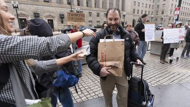 Empleados de USAID salen de la sede de la agencia tras ser destituidos en Washington, el 27 de febrero del 2025. (AP foto/Manuel Balce Ceneta)