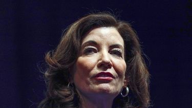 ARCHIVO – La gobernadora de Nueva York, Kathy Hochul, habla en la Convención Demócrata del Estado de Nueva York, el 17 de febrero de 2022. (AP Foto/Seth Wenig, Archivo)