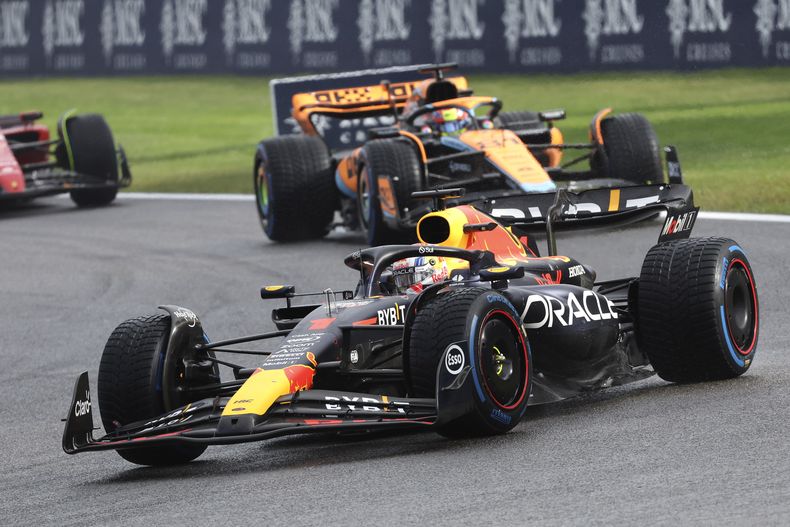 El piloto holandés de Red Bull Max Verstappen por delante del australiano de McLaren Oscar Piastri en la carrera sprint del Gran Premio de Bélgica en Spa-Francorchamps el sábado 29 de julio del 2023. (AP Foto/Geert Vanden Wijngaert)
