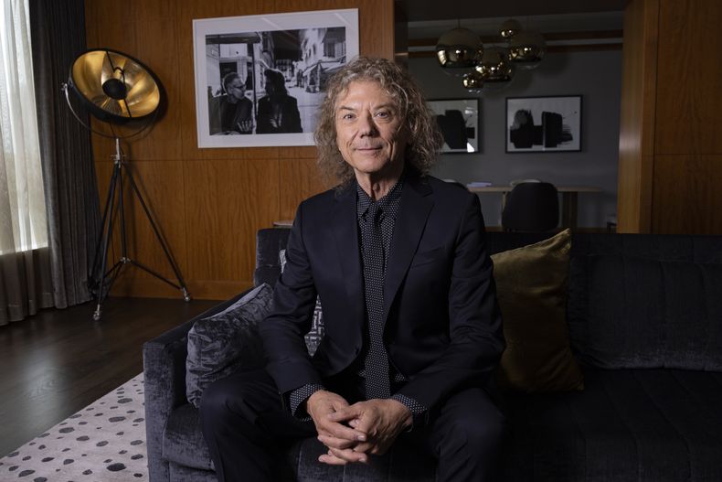 Jerry Harrison de la banda Talking Heads posa para promover la reedición de la película Stop Making Sense en el Festival Internacional de Cine de Toronto el lunes 11 de septiembre de 2023, en Toronto. (Foto Joel C Ryan/Invision/AP)