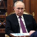 El presidente ruso Vladimir Putin escucha a Igor Shuvalov, presidente de la corporación estatal de desarrollo VEB.RF en el Kremlin, Moscú, miércoles 30 de agosto de 2023. (Gavriil Grigorov, Sputnik, Kremlin Pool Photo via AP)