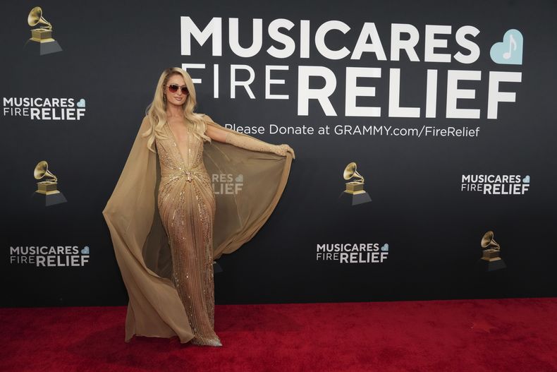 Paris Hilton llega a la 67ª entrega anual de los Grammy el domingo 2 de febrero de 2025 en Los Ángeles. (Foto Jordan Strauss/Invision/AP)